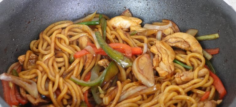 Cách làm mì xào gà rau củ đơn giản ngon lại Healthy